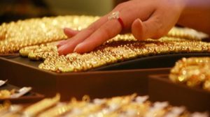 Gold Price Today : सोन्याच्या दरात घसरण सुरुच, जाणून घ्या २४ आणि १८ कॅरेट सोन्याचा भाव