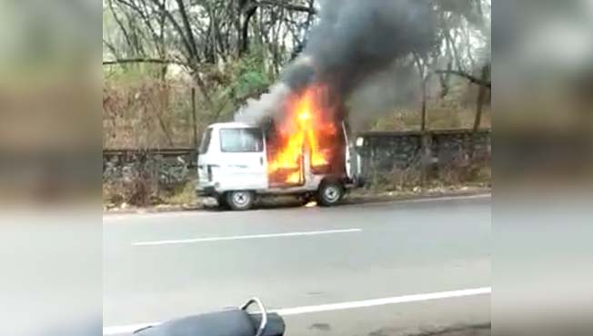 Burning Car : कोल्हापुरात शॉर्ट सर्किटने पेटली कार