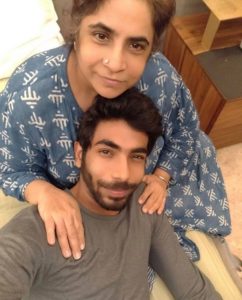 Jasprit Bumrah with mother www.pudharinews