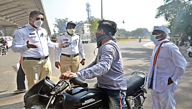 विनाहेल्मेट दुचाकीस्वारांवर कारवाई, www.pudhari.news