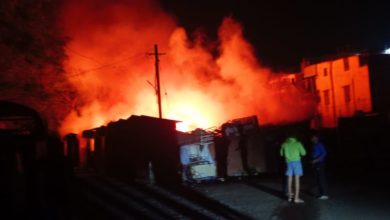 भीषण आगीत २४ घरे जळाली www.pudhari.news