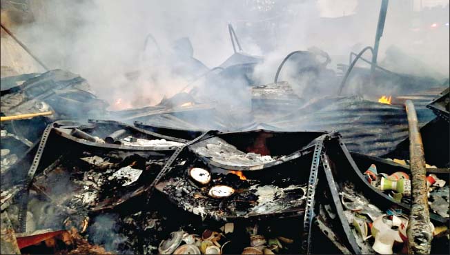 कळंगुट : येथे लागलेल्या आगीत जळून खाक झालेले सुपर मार्केटमधील साहित्य.
