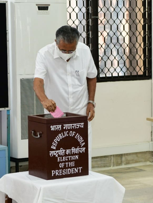 मतदान करताना केरळ मुख्यमंत्री पिनाराई विजयन. 
