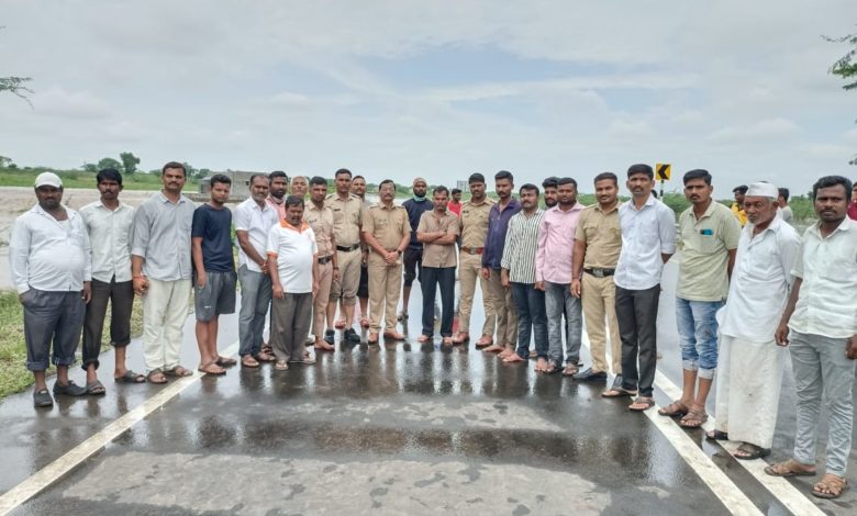 Police and villagers saved life of man who is flowing in flood in malegaon baramati pune