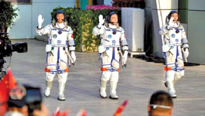 चीनने अंतराळ स्थानकावर पाठवले तीन अंतराळवीर