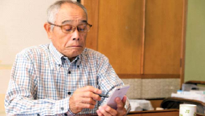 जपानमध्ये वृद्ध लोक स्मार्टफोनच्या आहारी!