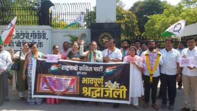 Nationalist congress party pays tribute to 2000 note in front of RBI office in Pune