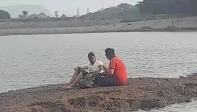तलावात मद्यपान,www.pudhari.news