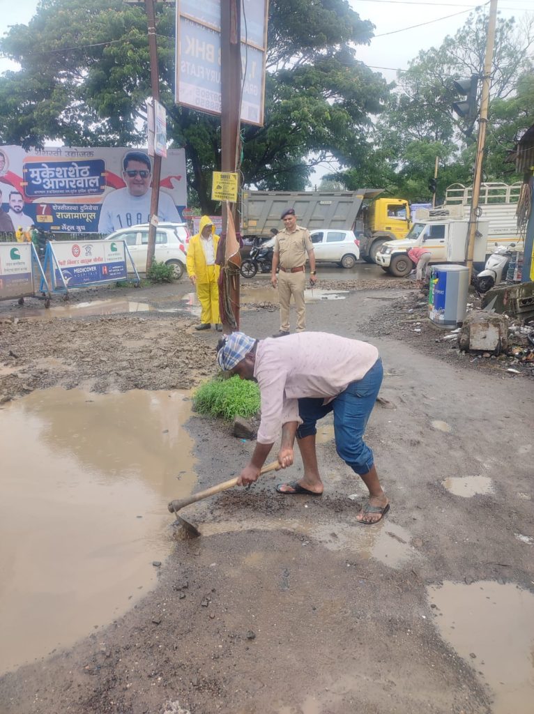 social worker and police repairs potholes in talegaon dabhade pimpri chinchwad pune