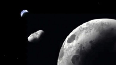 पृथ्वीभोवती फिरत आहे चंद्राचा तुकडा?